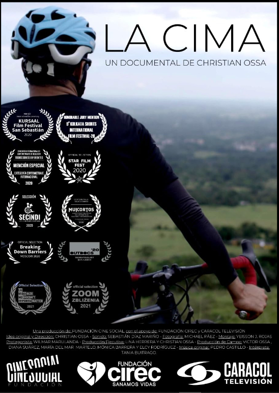 Poster de la película La cima, un ciclista sostiene su bicicleta mientras mira al horizonte de un valle.